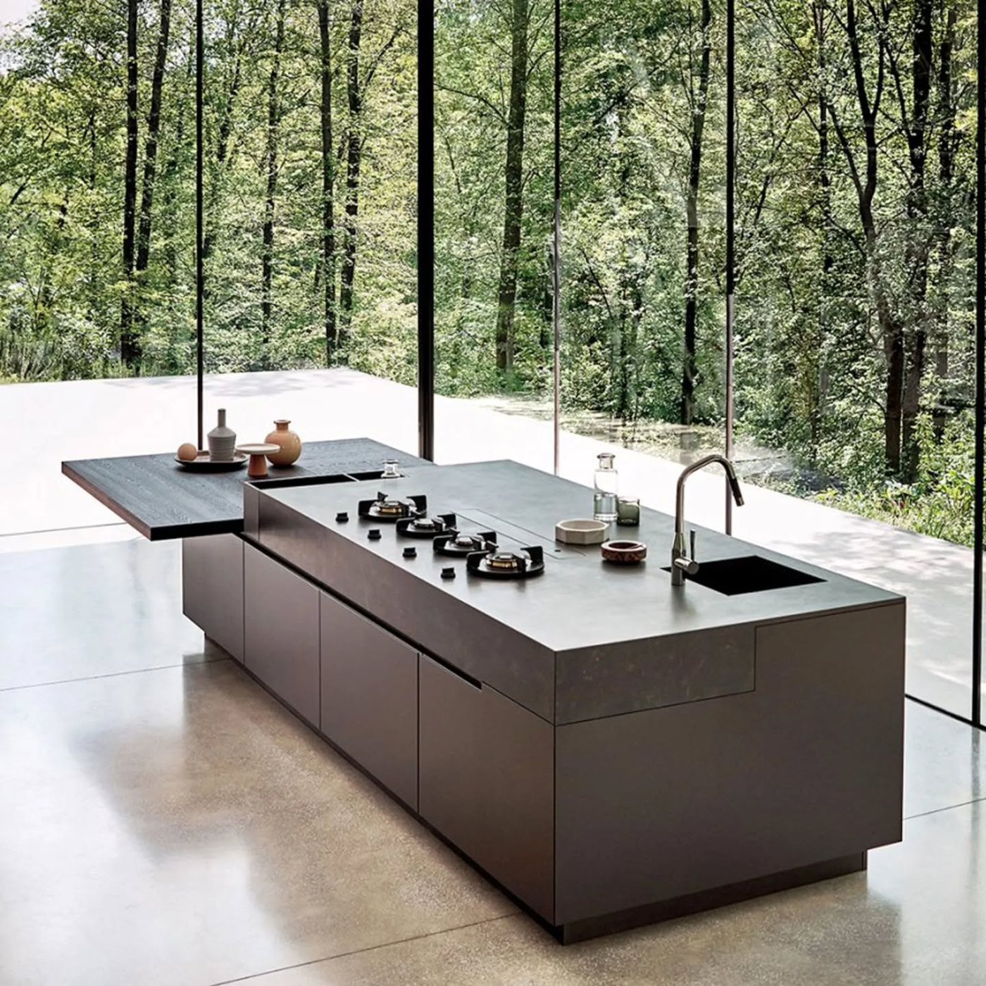 Isola di cucina con piano in gres progettata dal negozio di mobili a Oristano