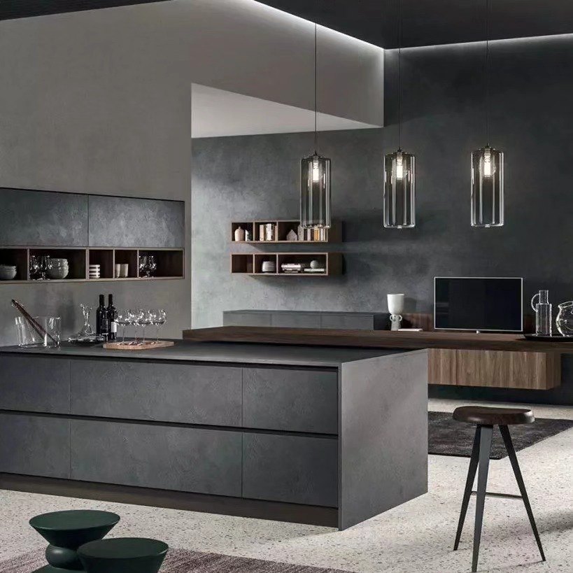 Open space con cucina e soggiorno arredati dal negozio di mobili a Oristano