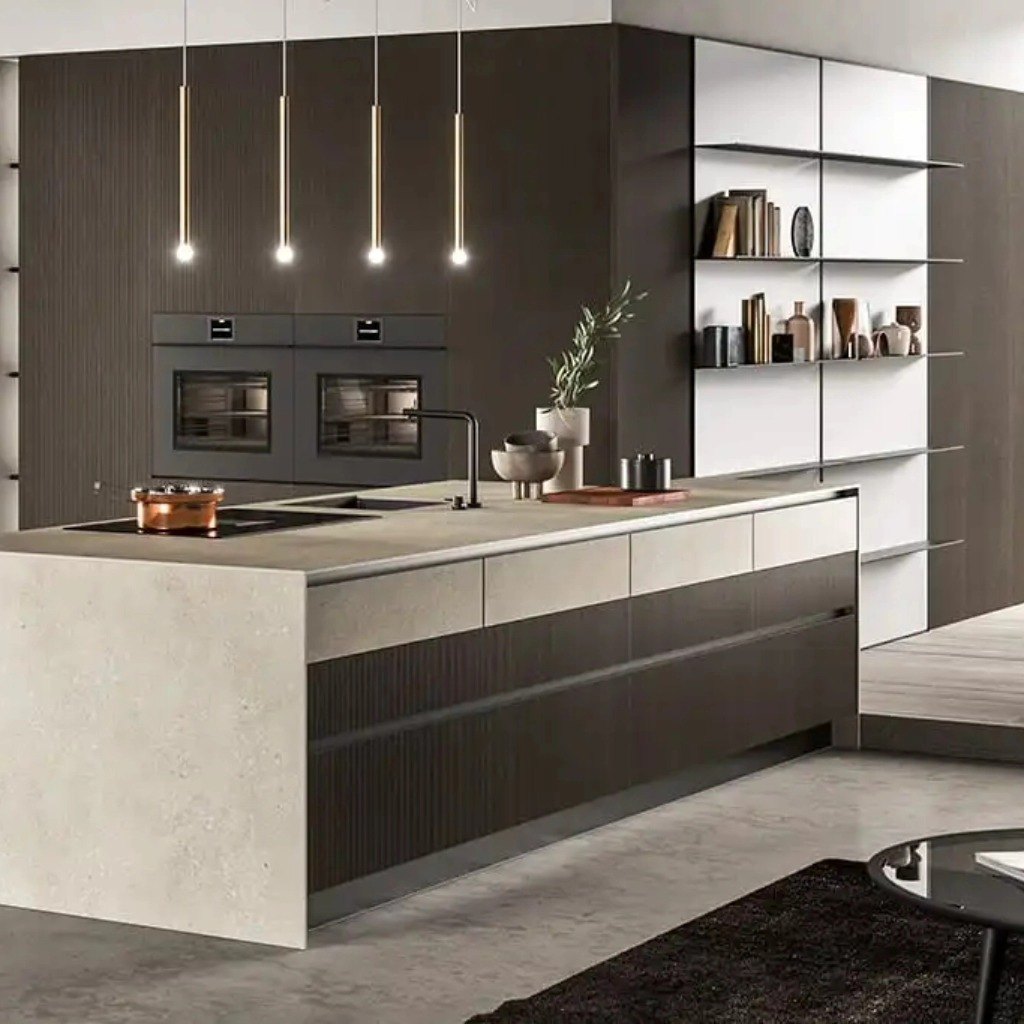 Cucina con isola e pensili esposta nello showroom del negozio di mobili a Oristano